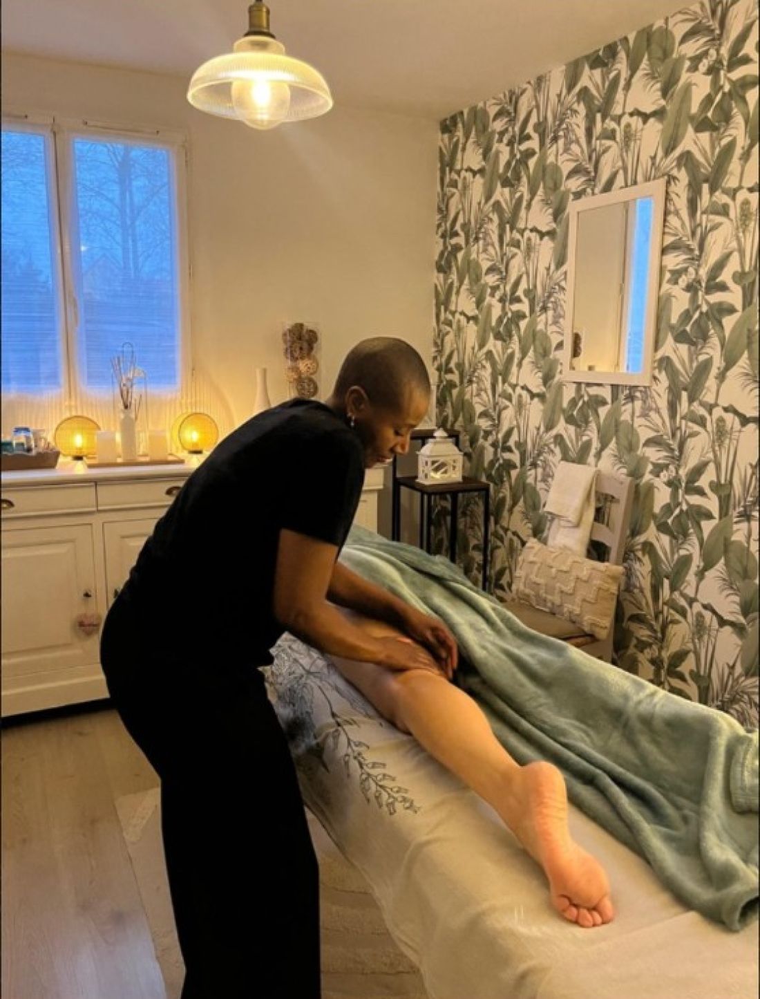 Étirement de la jambe lors d’un massage thaïlandais à l’huile.